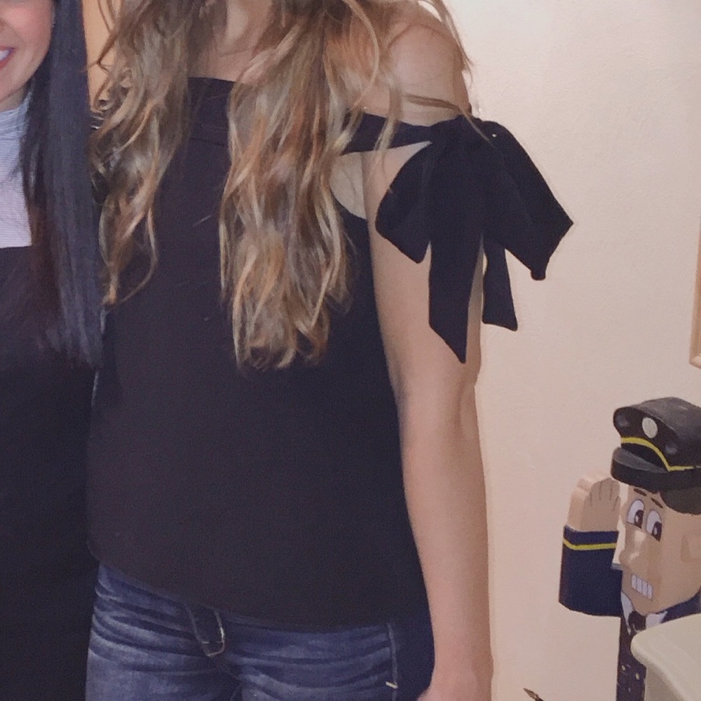 Tie arm black top
